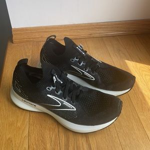 Women’s Brooks Levitate size 8.5